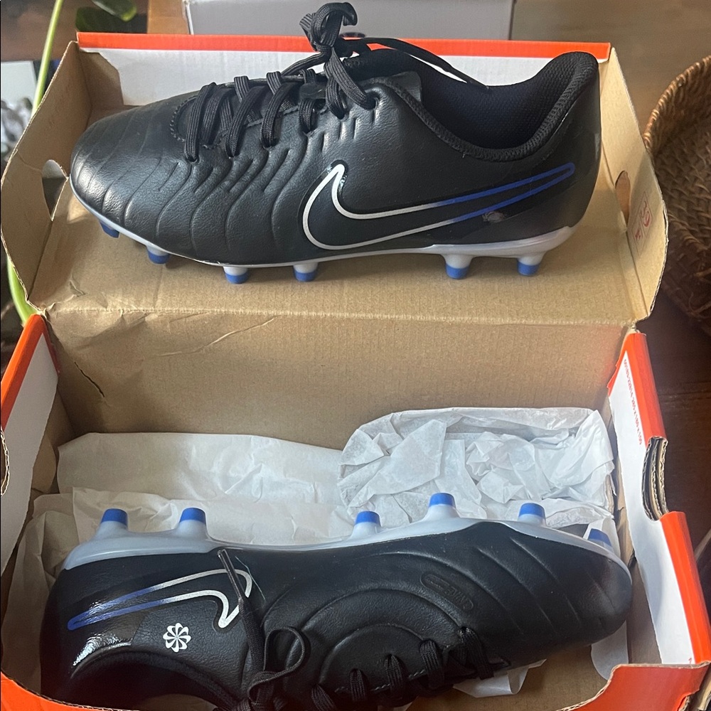 Nike Kid’s sz: 5y Black Soccer Cleats with Blue and White Swoosh